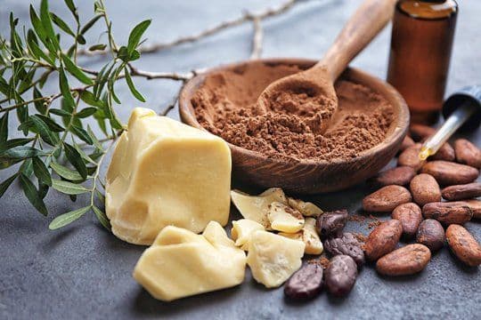 Vì sao bột cacao nguyên chất thường nổi váng dầu khi pha?