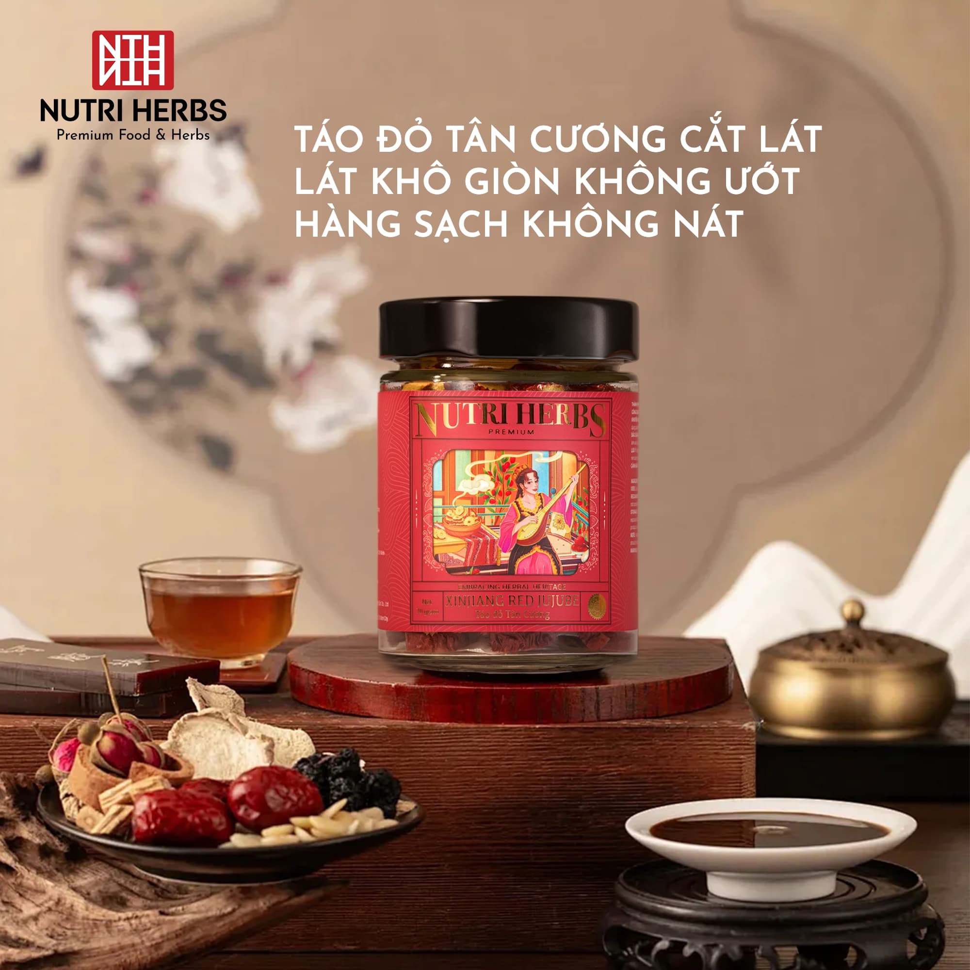 Táo Đỏ Tân Cương Sấy Khô Nutri Herbs – Loại Thượng Hạng, Lát Đều Đẹp Sang Trọng Làm Quà Tặng Lọ 70g